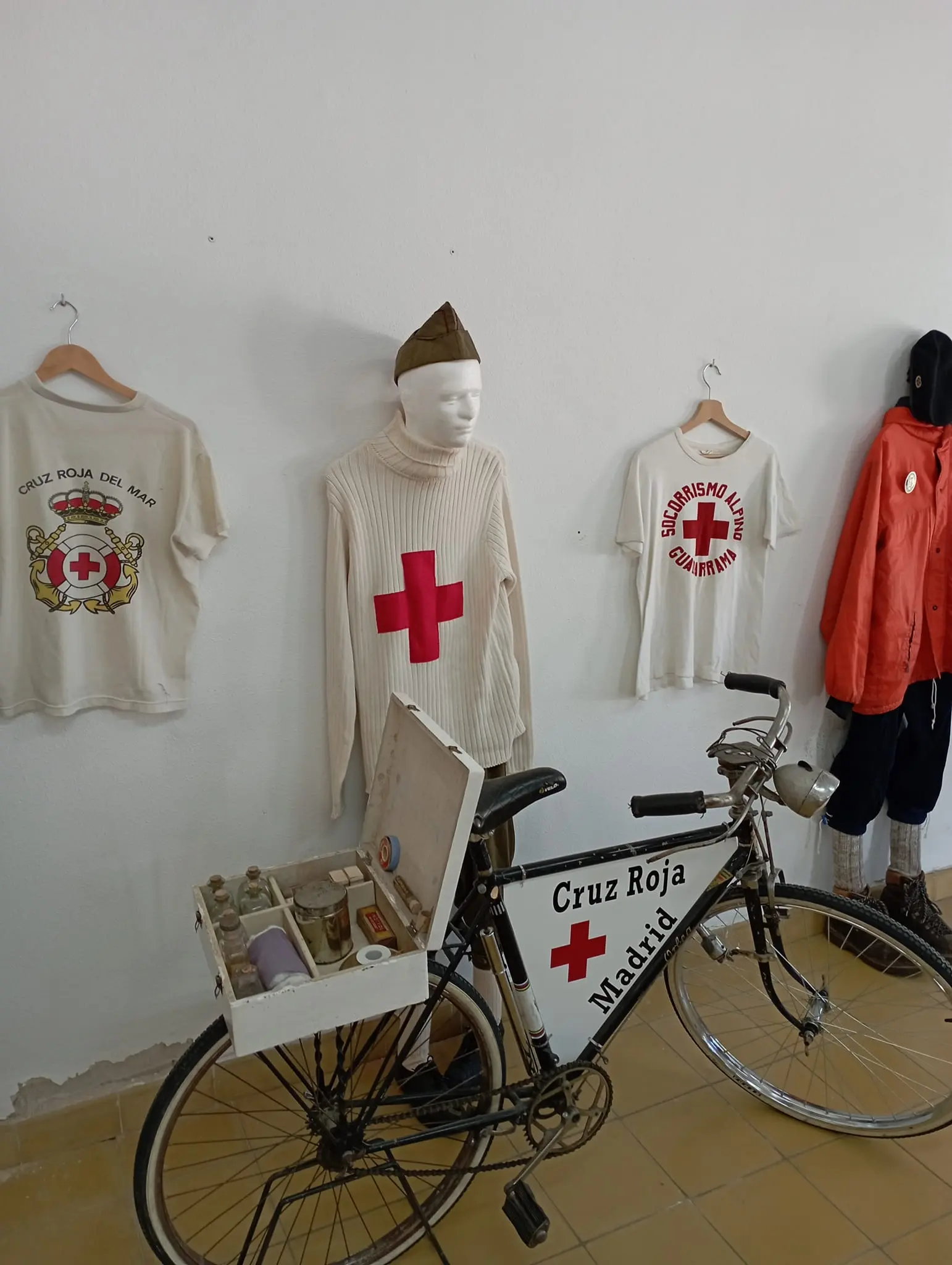 Equipamiento y bicicleta de la Cruz Roja